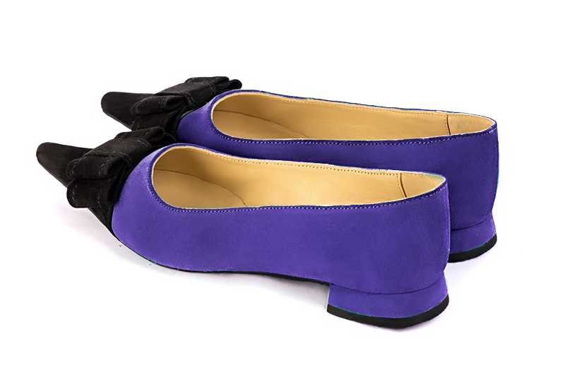 Matt black and violet purple women's dress pumps, with a knot on the front. Pointed toe. Flat flare heels. Rear view - Florence KOOIJMAN